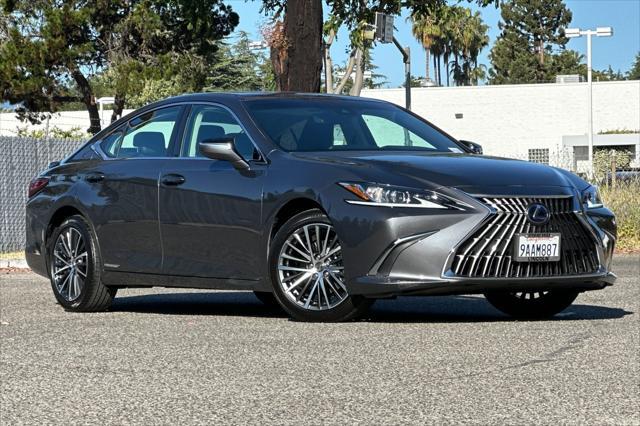 Photo of 2022 Cloudburst Gray Lexus ES 300h