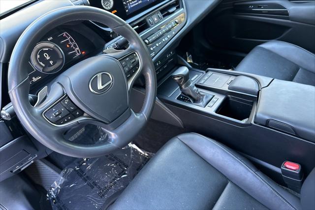 Photo of 2022 Cloudburst Gray Lexus ES 300h
