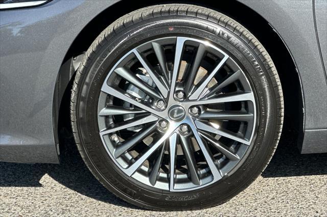 Photo of 2022 Cloudburst Gray Lexus ES 300h