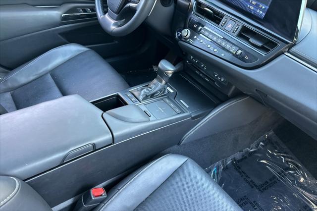 Photo of 2022 Cloudburst Gray Lexus ES 300h