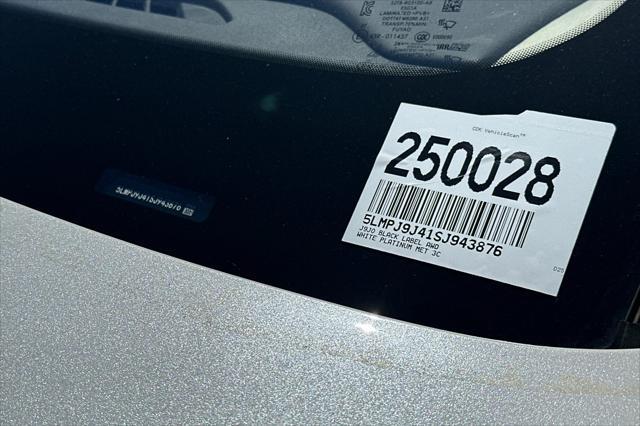 Photo of 2025 White Platinum Metallic Tri-Coat Lincoln Nautilus