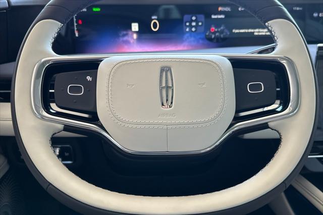 Photo of 2025 White Platinum Metallic Tri-Coat Lincoln Nautilus