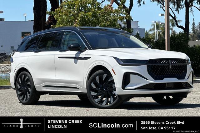 Photo of 2025 White Platinum Metallic Tri-Coat Lincoln Nautilus