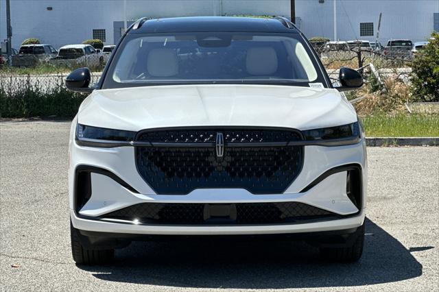 Photo of 2025 White Platinum Metallic Tri-Coat Lincoln Nautilus