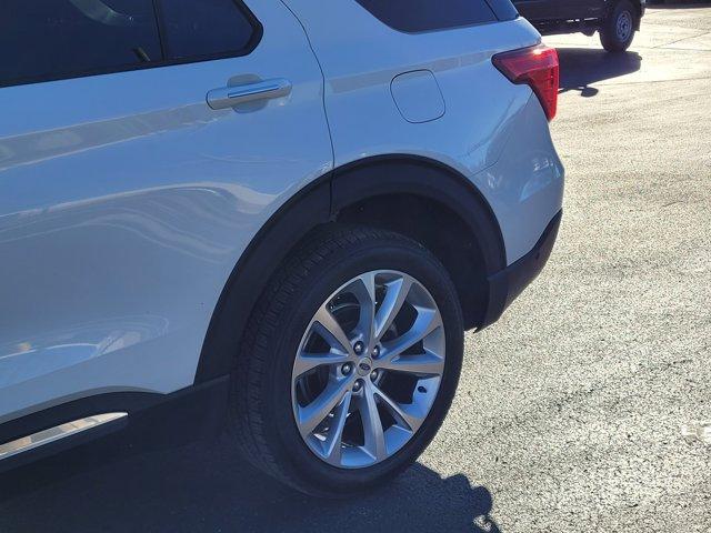 Photo of 2022 Star White Ford Explorer