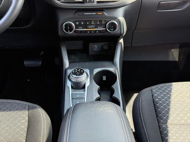 Photo of 2023 Oxford White Ford Escape