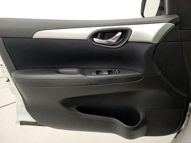 Photo of 2016 White Nissan Sentra