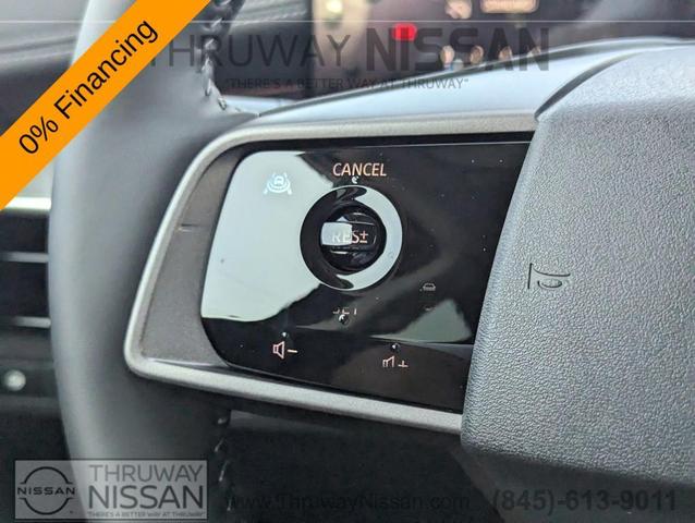 Photo of 2025 White / Black Nissan Murano