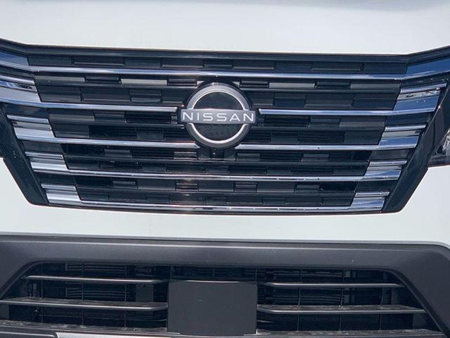 Photo of 2025 Glacier White Nissan Rogue