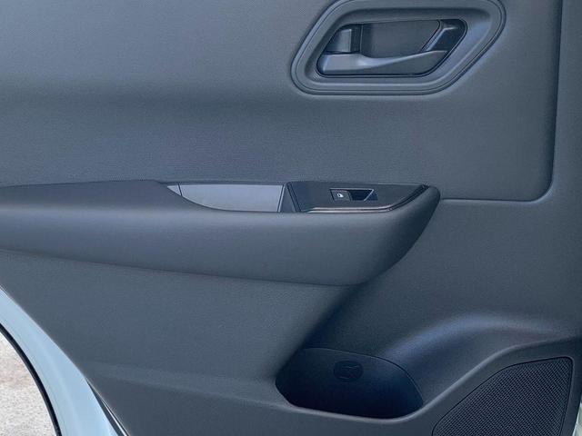 Photo of 2025 Glacier White Nissan Rogue
