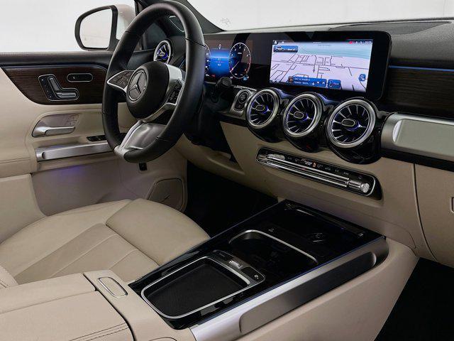 Photo of 2024 Polar White Mercedes-Benz GLB 250