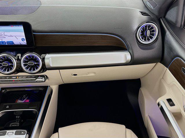 Photo of 2024 Polar White Mercedes-Benz GLB 250