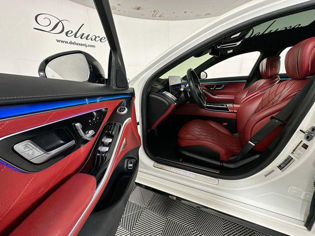 Photo of 2022 MANUFAKTUR Diamond White Mercedes-Benz S-Class