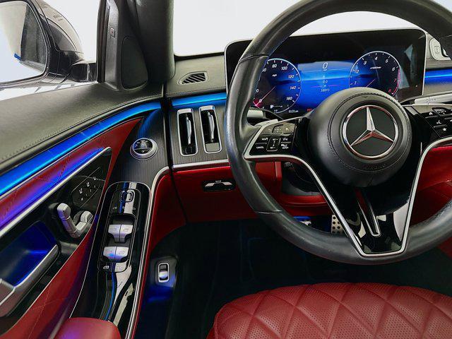 Photo of 2022 MANUFAKTUR Diamond White Mercedes-Benz S-Class
