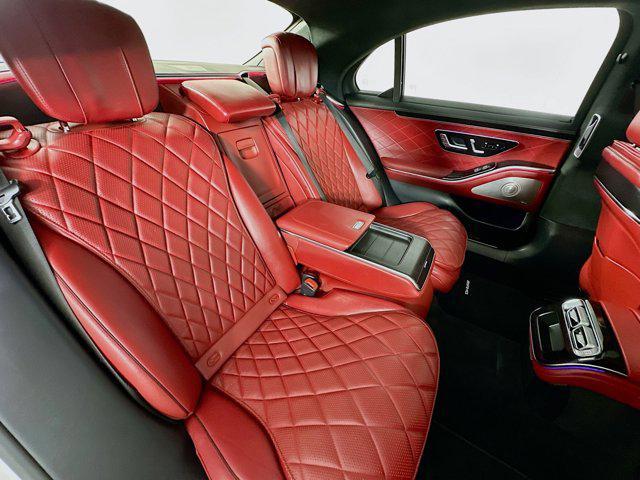 Photo of 2022 MANUFAKTUR Diamond White Mercedes-Benz S-Class