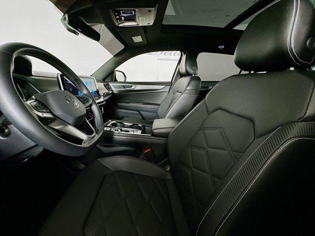 Photo of 2024 Deep Black Pearl Volkswagen Atlas Cross Sport
