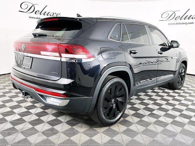 Photo of 2024 Deep Black Pearl Volkswagen Atlas Cross Sport
