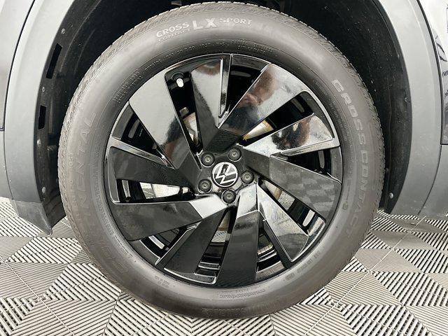 Photo of 2024 Deep Black Pearl Volkswagen Atlas Cross Sport