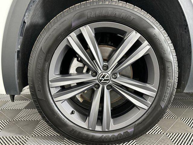 Photo of 2021 Pure White Volkswagen Atlas Cross Sport