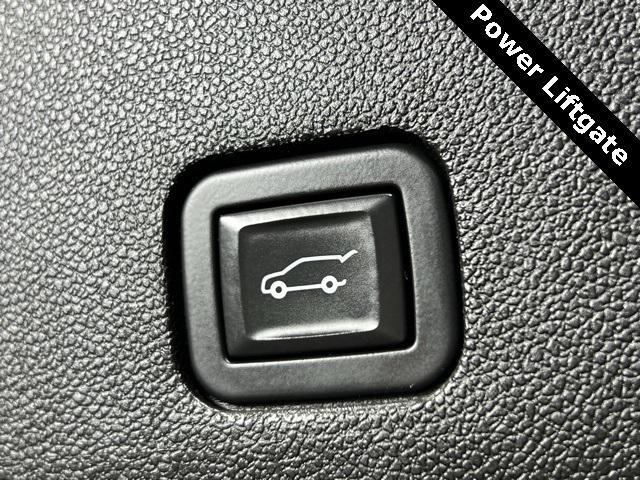Photo of 2021 Stellar Black Metallic Cadillac XT6