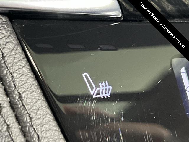 Photo of 2021 Stellar Black Metallic Cadillac XT6