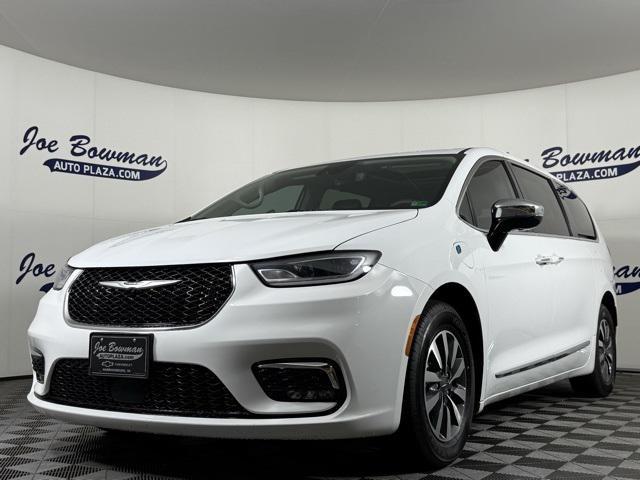 Photo of 2023 Bright White Clearcoat Chrysler Pacifica Hybrid