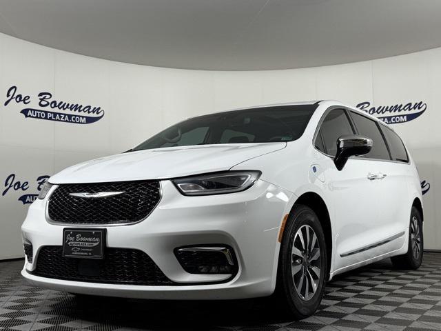 Photo of 2023 Bright White Clearcoat Chrysler Pacifica Hybrid