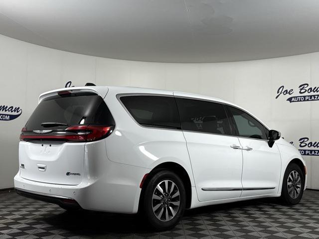 Photo of 2023 Bright White Clearcoat Chrysler Pacifica Hybrid