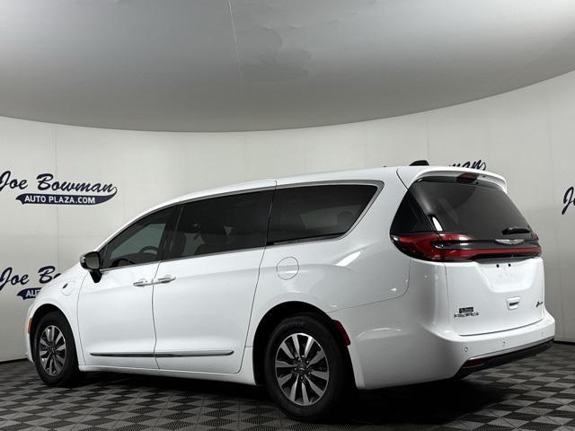 Photo of 2023 Bright White Clearcoat Chrysler Pacifica Hybrid