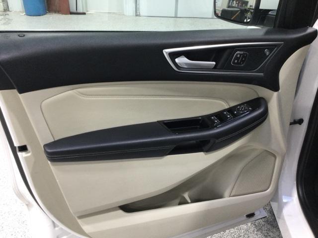 Photo of 2019 White Platinum Ford Edge