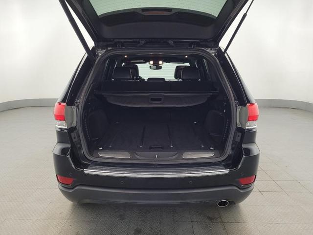 Photo of 2017 Diamond Black Crystal Pearlcoat Jeep Grand Cherokee
