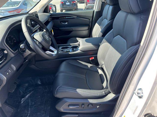 Photo of 2025 Platinum White Pearl Honda Pilot
