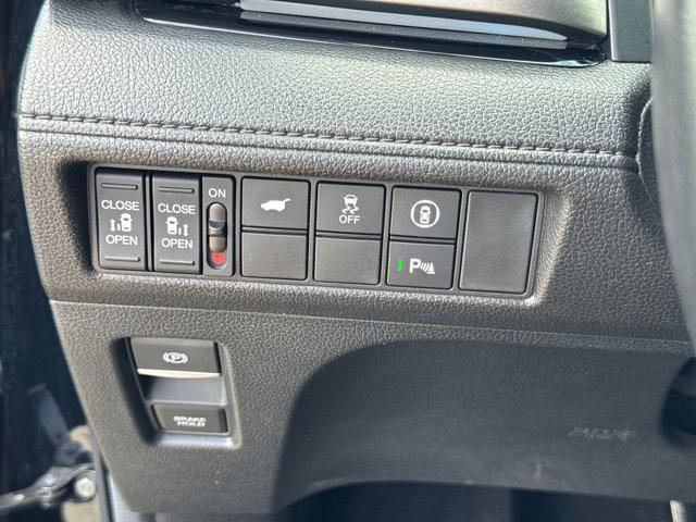 Photo of 2024 Crystal Black Pearl Honda Odyssey