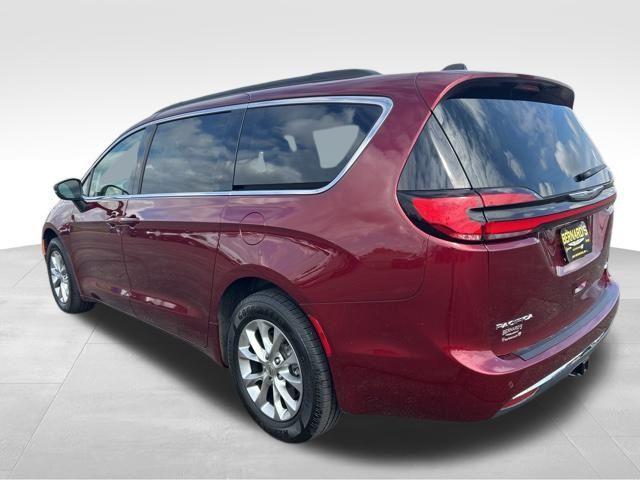 Photo of 2023 Velvet Red Pearlcoat Chrysler Pacifica
