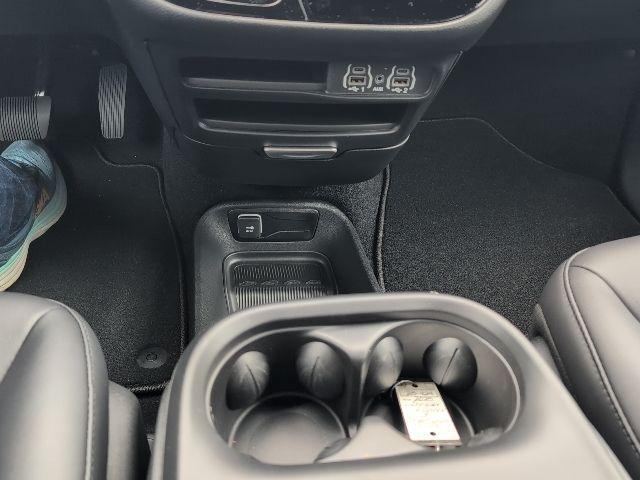Photo of 2025 White Chrysler Voyager