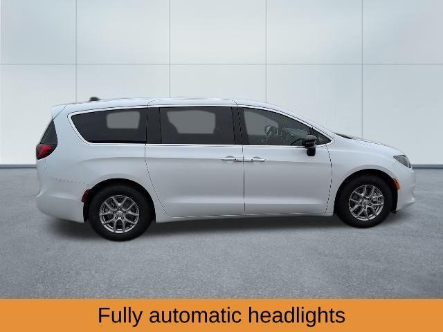 Photo of 2025 White Chrysler Voyager