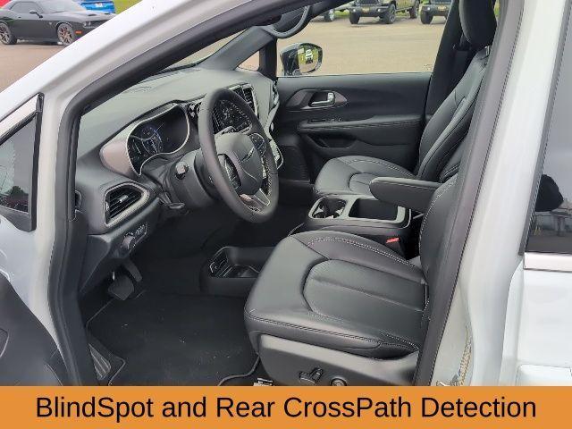 Photo of 2025 White Chrysler Voyager
