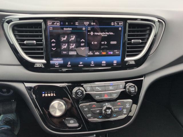 Photo of 2025 White Chrysler Voyager