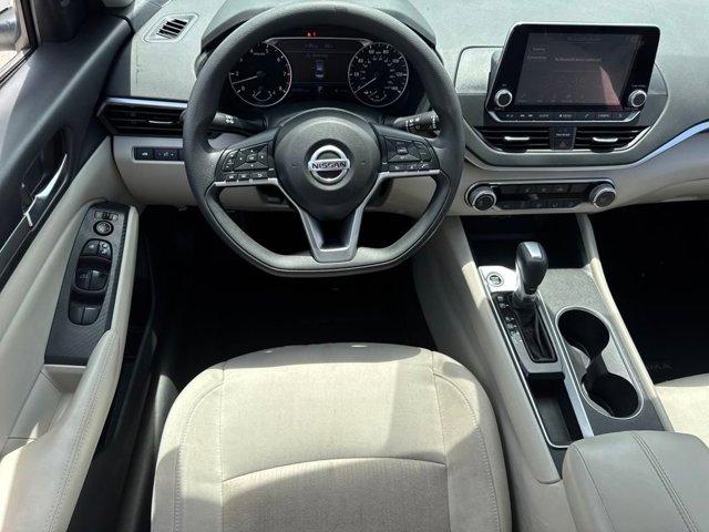 Photo of 2022 Pearl White Tricoat Nissan Altima
