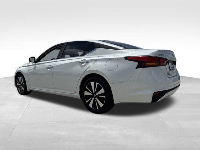 Photo of 2022 Pearl White Tricoat Nissan Altima