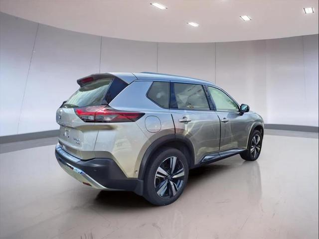 Photo of 2023 Champagne Silver Metallic Nissan Rogue