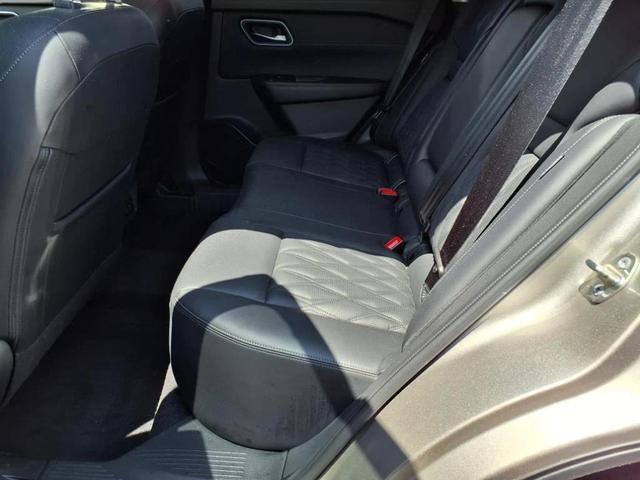 Photo of 2023 Champagne Silver Metallic Nissan Rogue