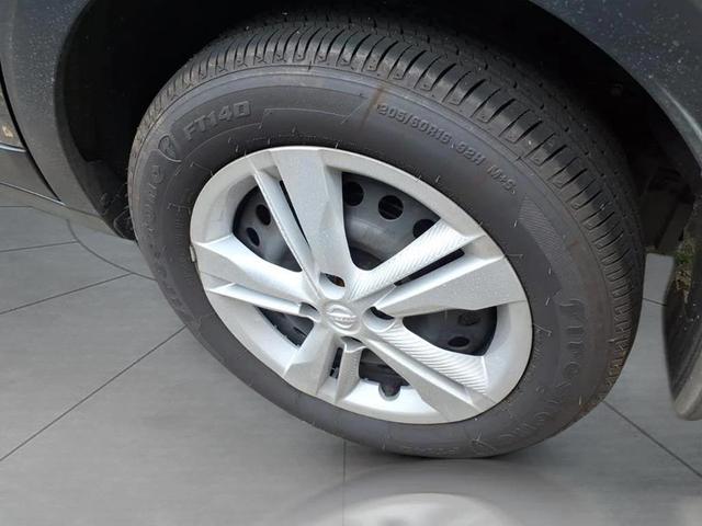 Photo of 2025 Gun Metallic Nissan Kicks