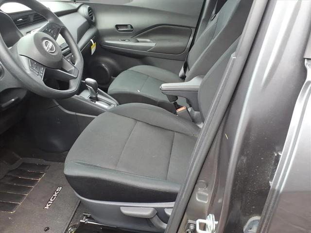Photo of 2025 Gun Metallic Nissan Kicks