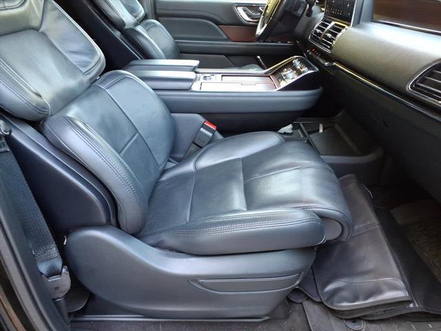 Photo of 2023 Infinite Black Metallic Clearcoat Lincoln Navigator