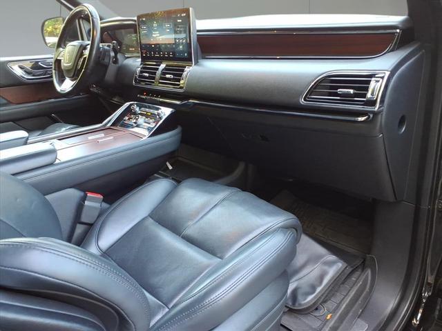 Photo of 2023 Infinite Black Metallic Clearcoat Lincoln Navigator