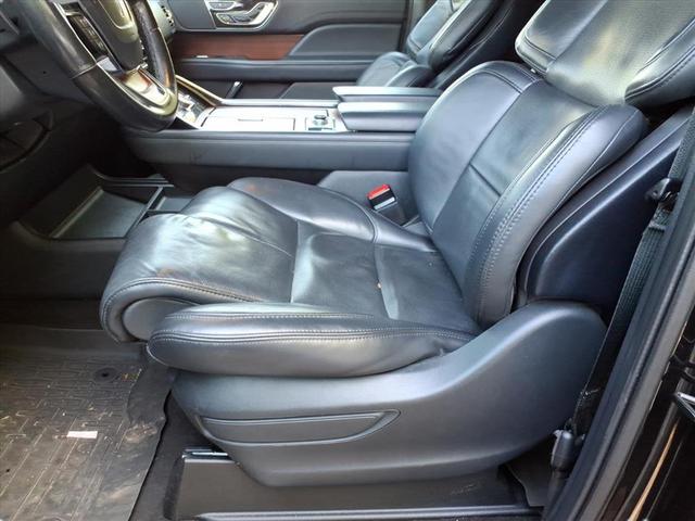 Photo of 2023 Infinite Black Metallic Clearcoat Lincoln Navigator