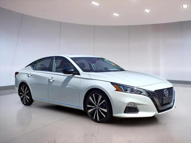 Photo of 2022 Glacier White Nissan Altima
