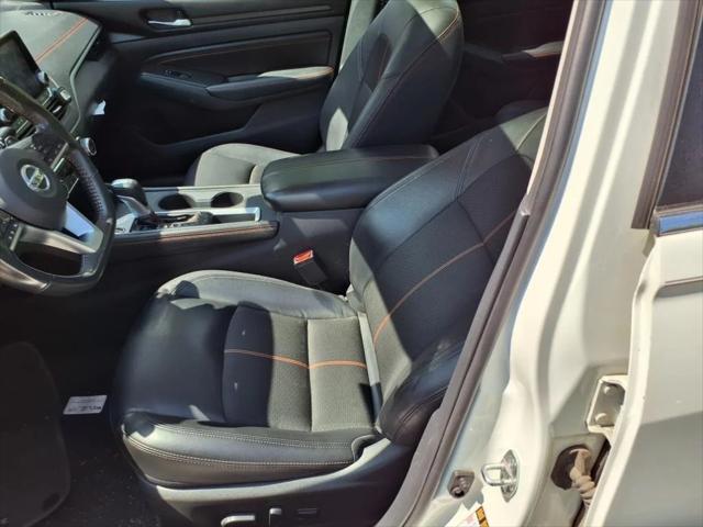 Photo of 2022 Glacier White Nissan Altima
