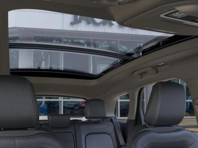 Photo of 2025 Crystal White Metallic Clearcoat Lincoln Corsair